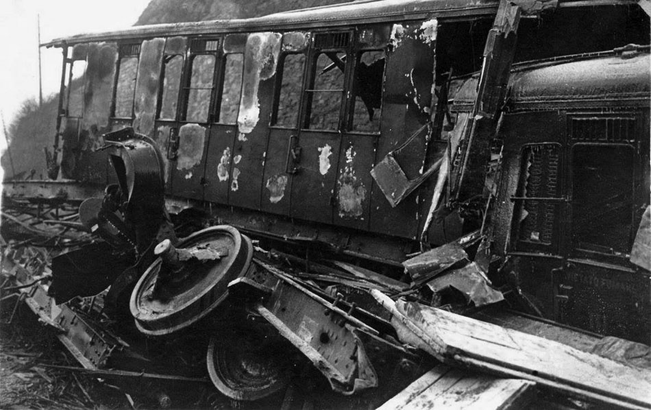 Trosky vlaku. ktorý sa v decembri 1917 vykoľajil neďaleko francúzskeho Saint-Michel-de-Maurienne. O život prišlo viac než 500 ľudí. 