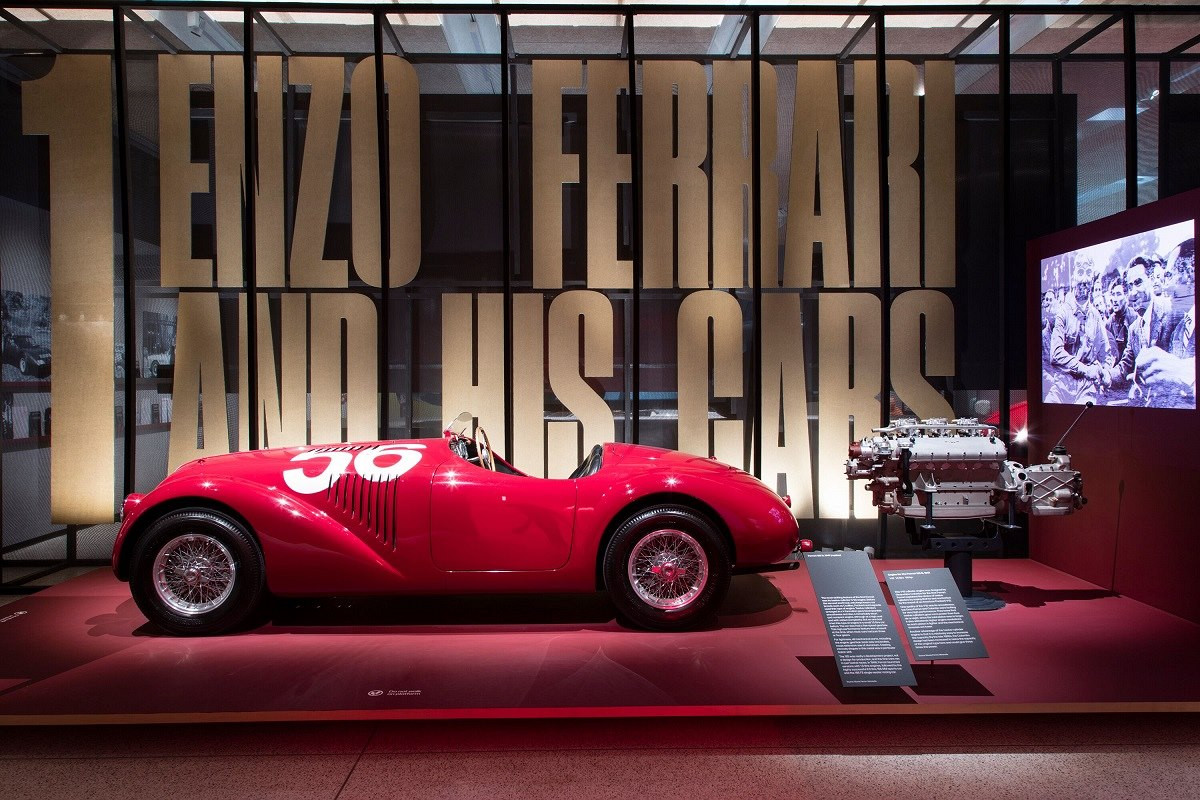 Medzi kľúčovými exponátmi je aj presná replika vôbec prvého vozidla Ferrari 125 S.