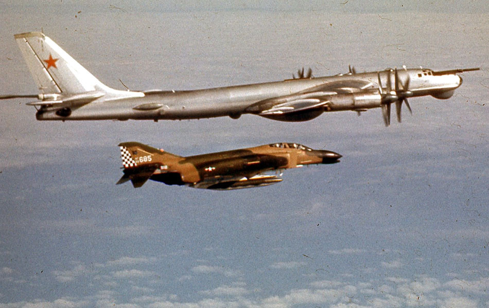 Sovietsky bombardér Tu-95 Bear a americká stíhačka McDonnell F-4 Phantom II.