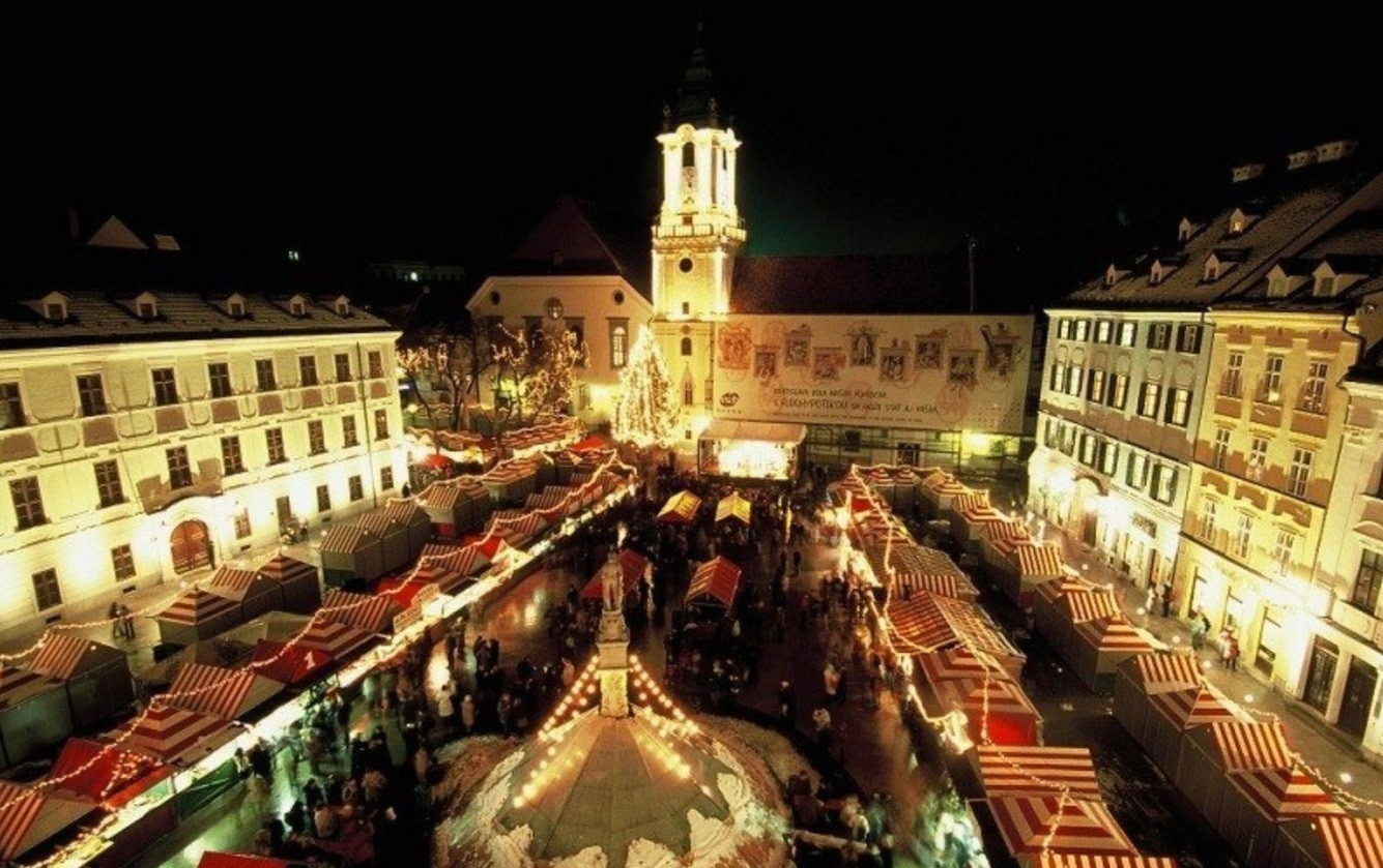Samozrejme, nesmieme zabudnúť ani na naše hlavné mesto. Vianočné trhy v Bratislave sú totiž už tradične najväčšie a najhonosnejšie na Slovensku. Na výber teda máte z približne 100 stánkov s tými najlepšími dobrotami alebo drobným tovarom. Jednoducho nebudete vedieť, kam skôr skočiť. Vianočné trhy odporúčame spojiť so spoznávaním centra Bratislavy, ktoré je najmä v predvianočnom období skutočne čarovné.
Maškrtníkov poteší varené vínko so štrúdľou alebo punč. Milovníci mäsa si nemôžu nechať ujsť výbornú cigánsku alebo pečenú klobásu.