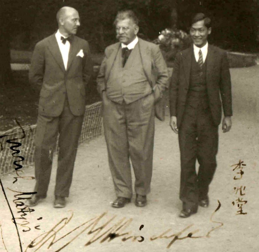Matyáš (vľavo) s významným nemeckým aktivistom M. Hirchsfeldom (v strede) v 30. rokoch v Bratislave.
