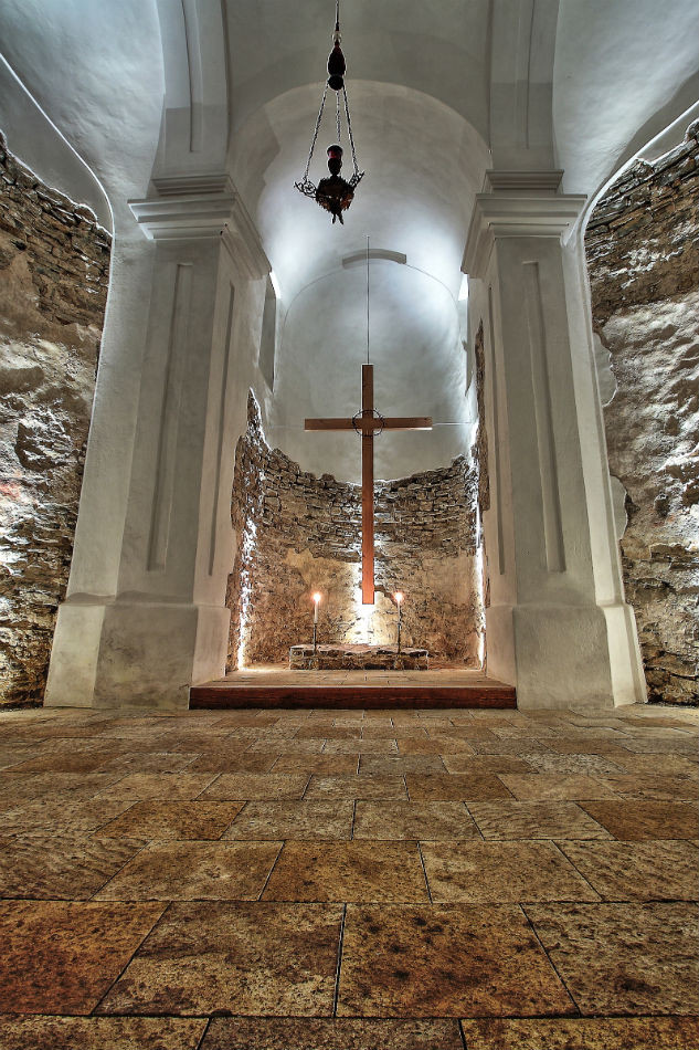 Pohľad na absidu v interiéri Rotundy sv. Juraja.