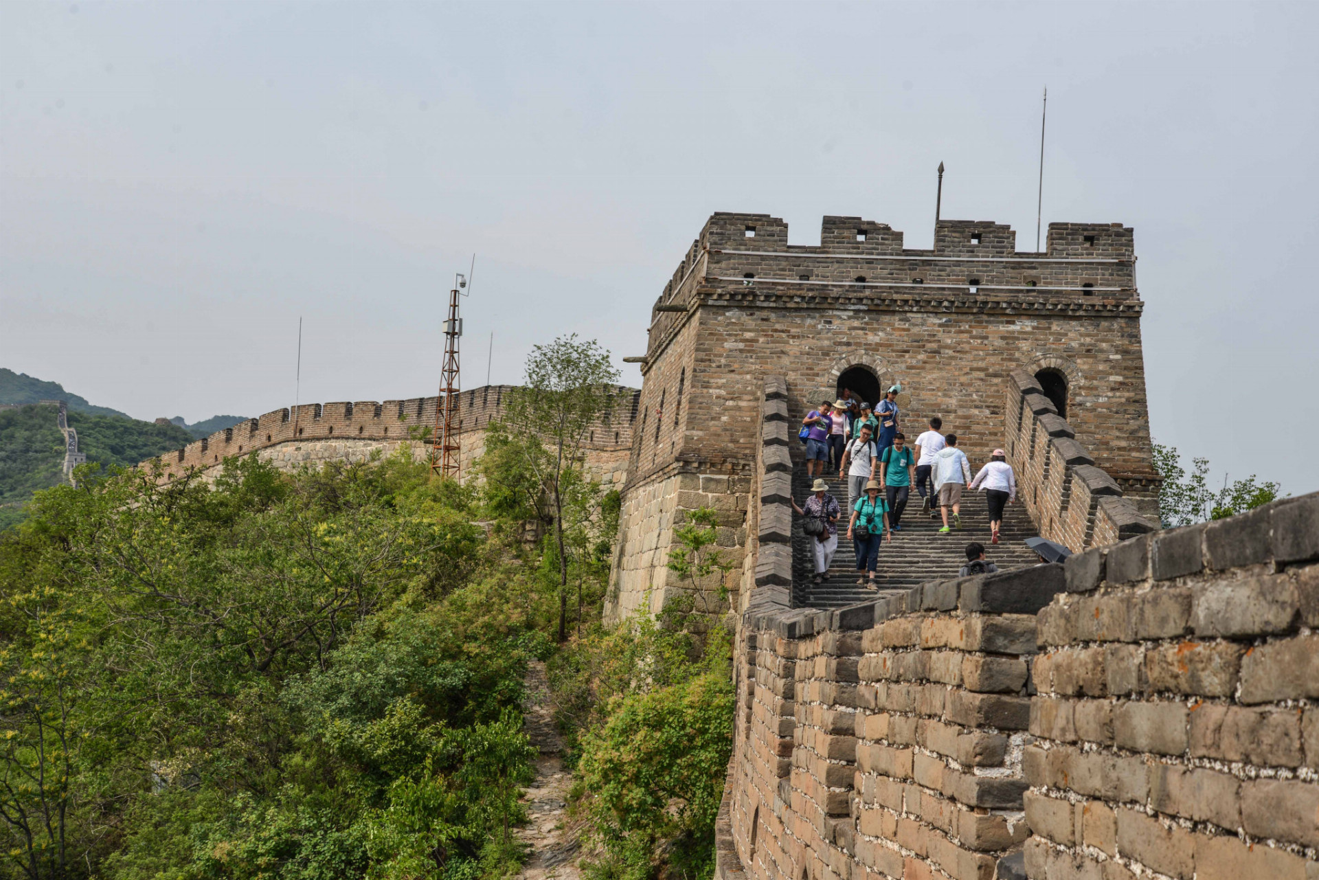 Ročne toto miesto navštívia desiatky miliónov turistov. Je to čínsky národný symbol, stavba stará približne 1800 rokov. Dĺžka múru sa odhaduje na 10-20 tisíc kilometrov. Konštrukcia sa tiahne cez horské priechody, hrebene. Najviac zachovaná časť prechádza  od juhovýchodnej provincie Liaoning k severozápadnej provincii Gansu. 