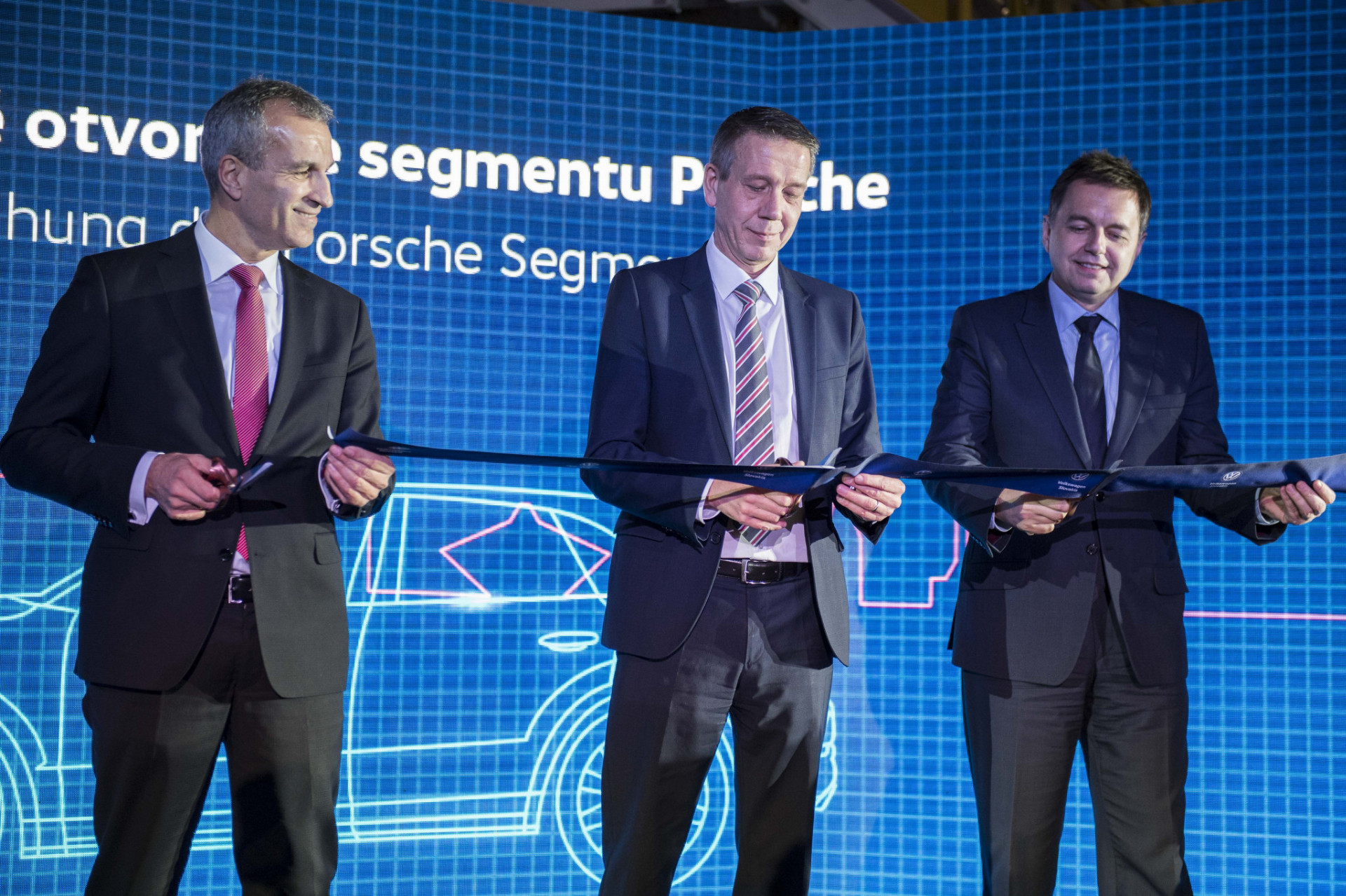 Na snímke sprava minister financií Peter Kažimír, predseda predstavenstva Volkswagen Slovakia Ralf Sacht a člen predstavenstva značky Porsche Albrecht Reimold počas slávnostného otvorenia segmentu Porsche.