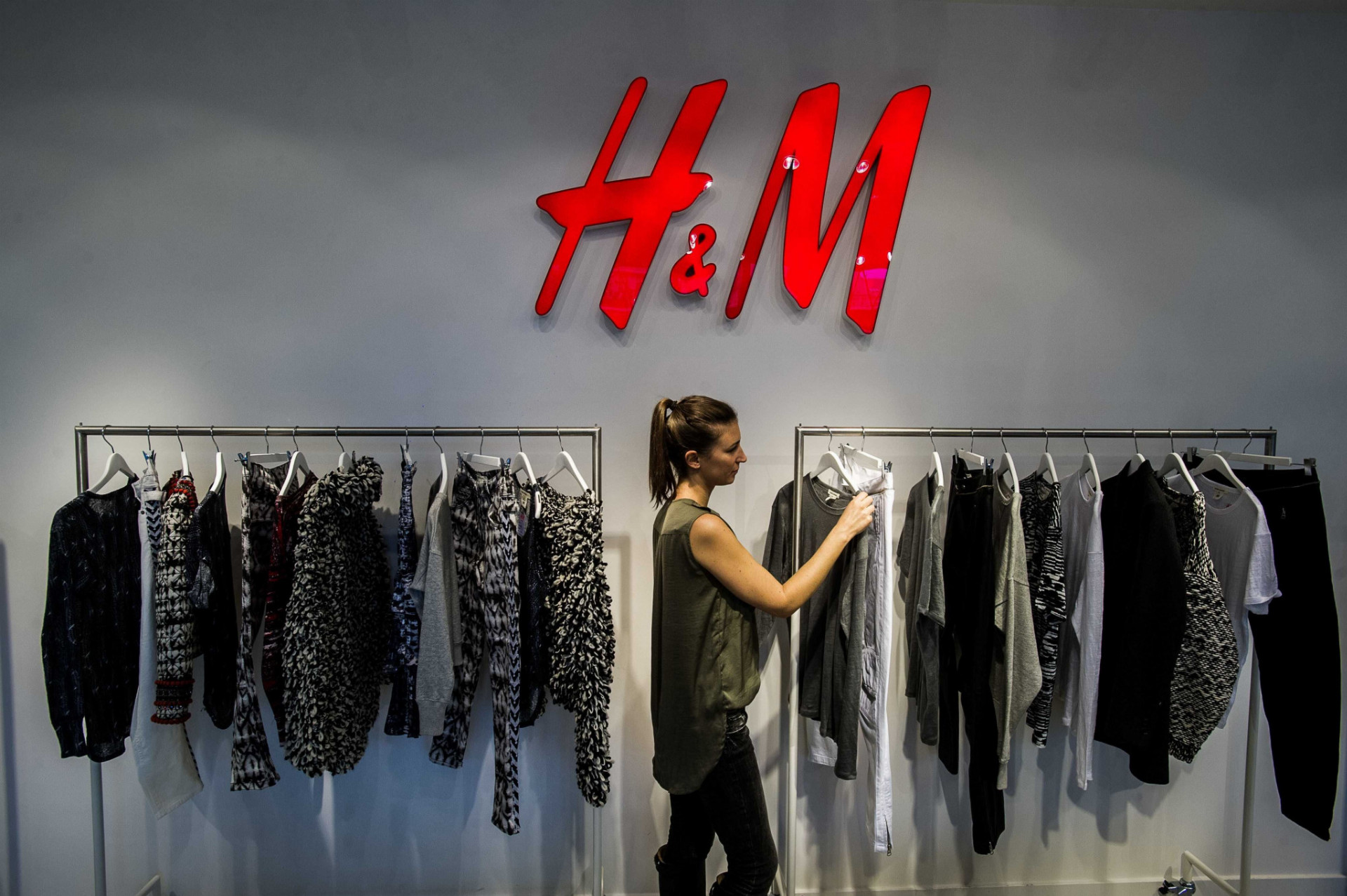 Online predaj postupne valcuje kamenné predajne. Švédsky H&M preto v Číne rozširuje spoluprácu s internetovým predajcom Alibaba Group Holding.
