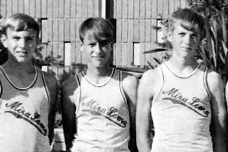 Richard Chase (v strede) ako stredoškolák.