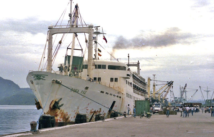 Trajekt Doña Paz v prístave Tacloban v roku 1984.