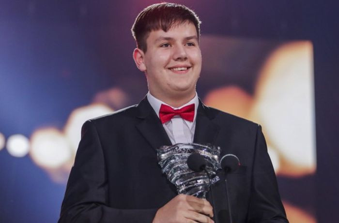 Mladý programátor Ondrej Vrábel pri preberaní Krištáľového krídla za rok 2016.