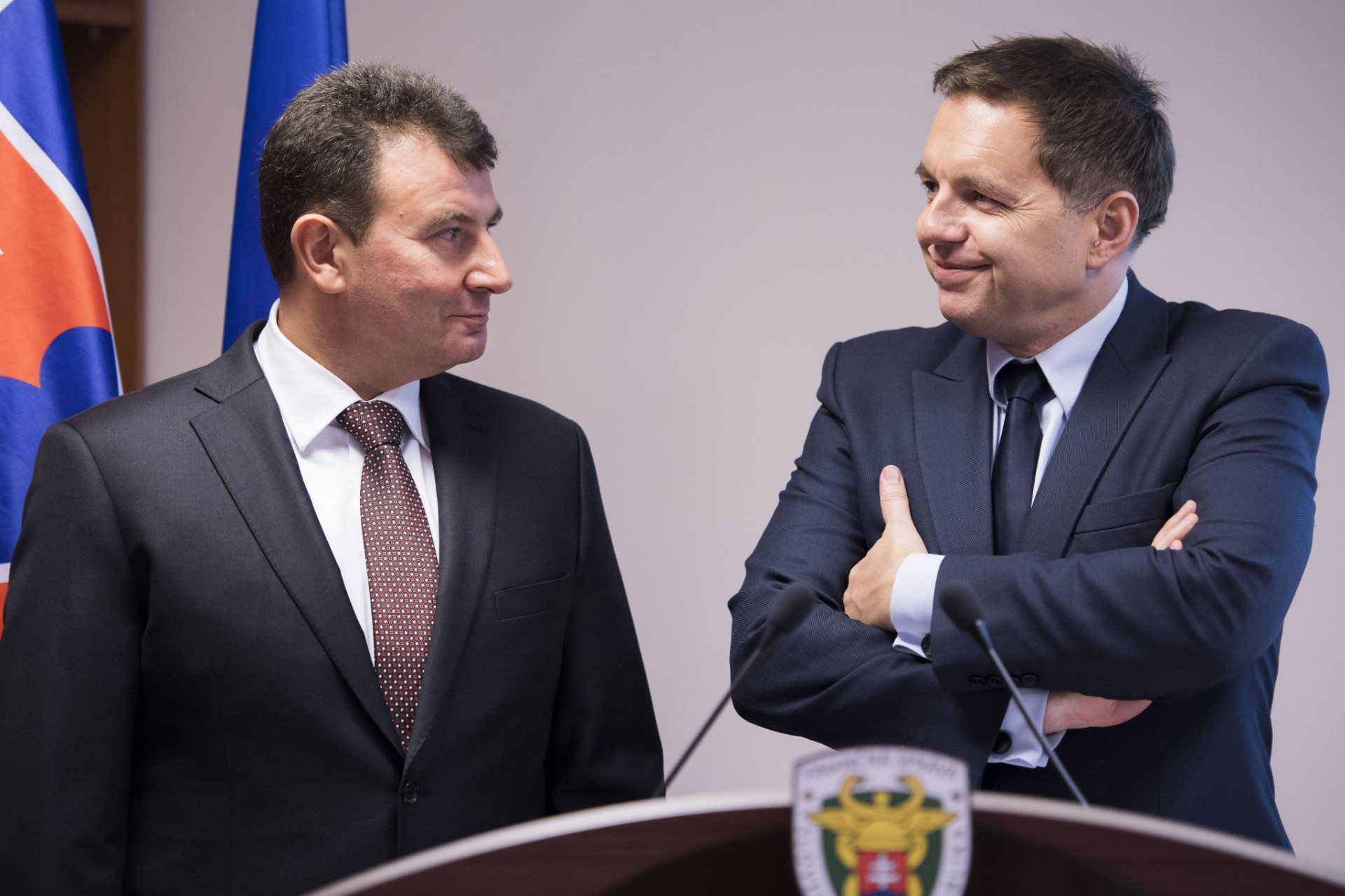 Minister Peter Kažimír (vpravo) a šéf Finančnej správy František Imrecze chcú viac motivovať daniarov.