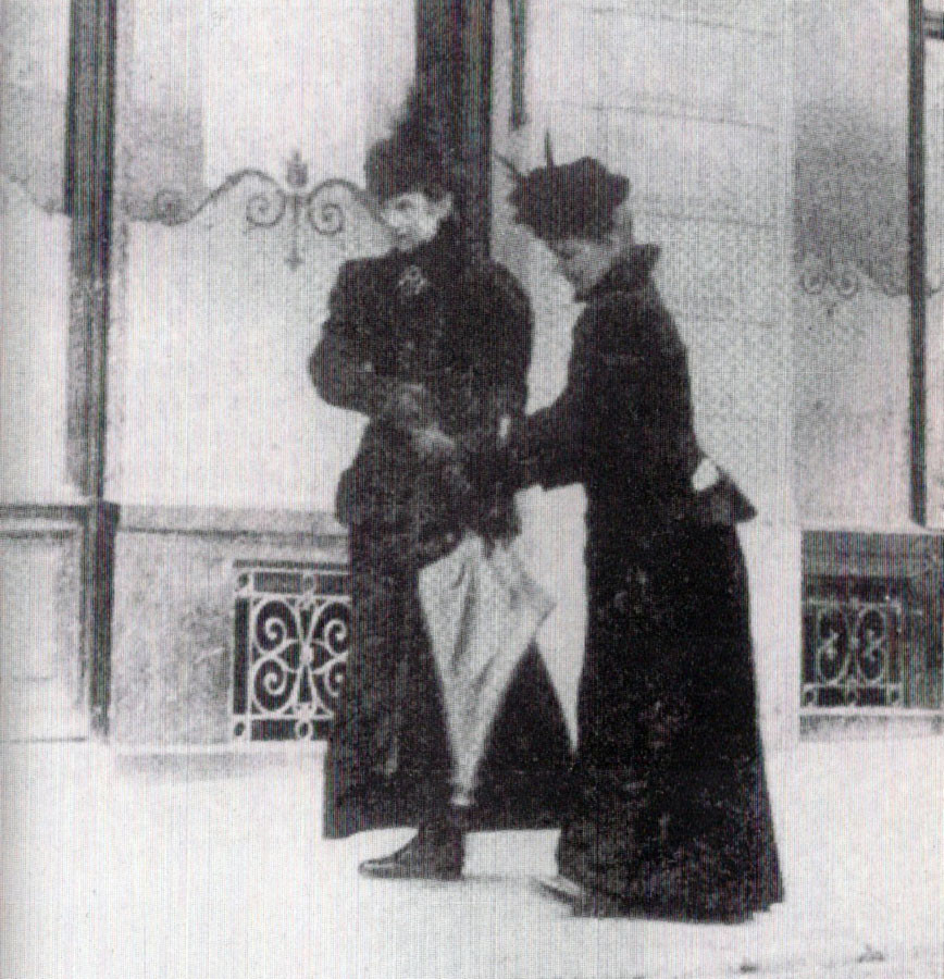 Cisárovná Alžbeta so svojou dvornou dámou Irmou Sztárayovou. Ide o jej poslednú známu fotografiu, ktorá vznikla týždeň pred atentátom, 3. septembra 1898.