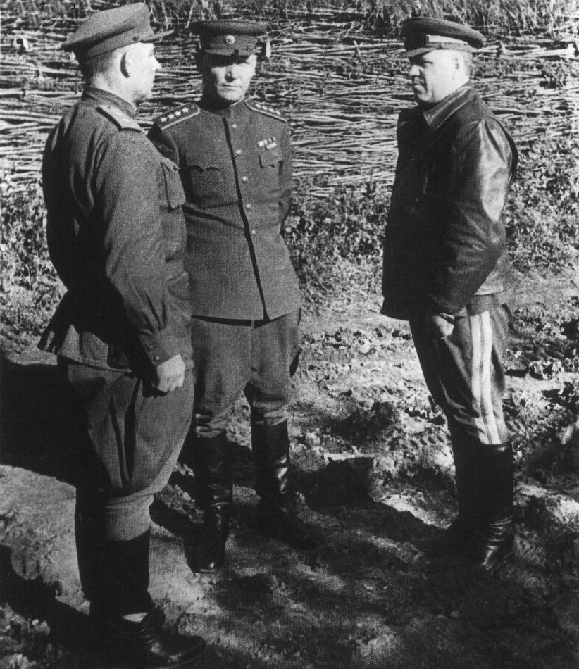 Maršali Konev (v strede) a Žukov (vpravo) počas kurskej operácie v lete 1943.