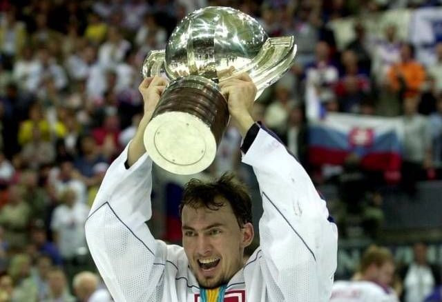 Miroslav Šatan doviedol Slovensko v Göteborgu 2002 k titulu majstrov sveta. Okrem toho je jediným hokejistom, ktorý má dve strieborné a bronzovú medailu z MS v hokeji.
