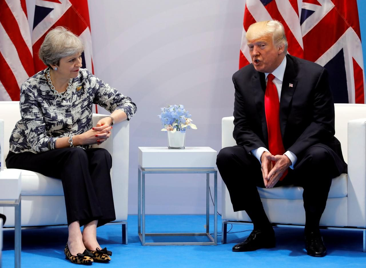 Investori sú pri investovaní do hlavných svetových mien ostražití. Dôvodom je súčasná politická situácia. Na snímke britská premiérka Theresa Mayová a americký prezident Donald Trump.