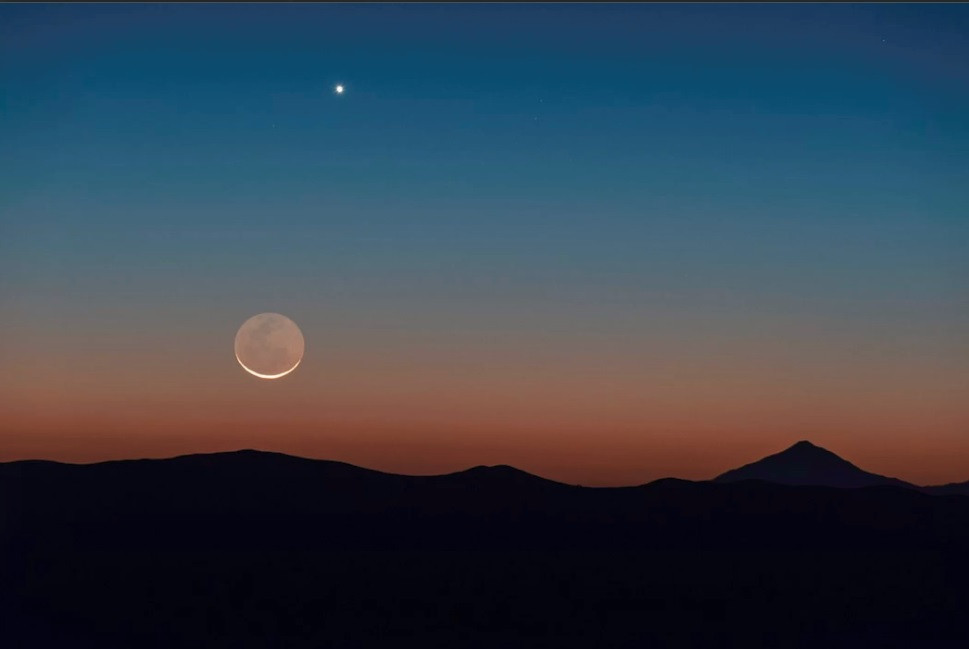 Jasná Venuša dominuje na oblohe vedľa malého polmesiaca od fotografa Európskeho južného observatória Jurija Beletského. 