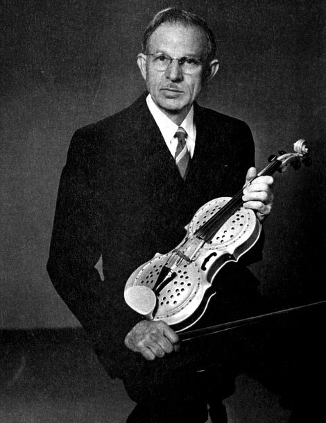 Hoci sa do dejín zapísal vynálezom unikátnej gitary, obľúbeným hudobným nástrojom Johna Dopyeru boli husle. Aj tie vyrobil v rezofonickej celokovovej verzii.