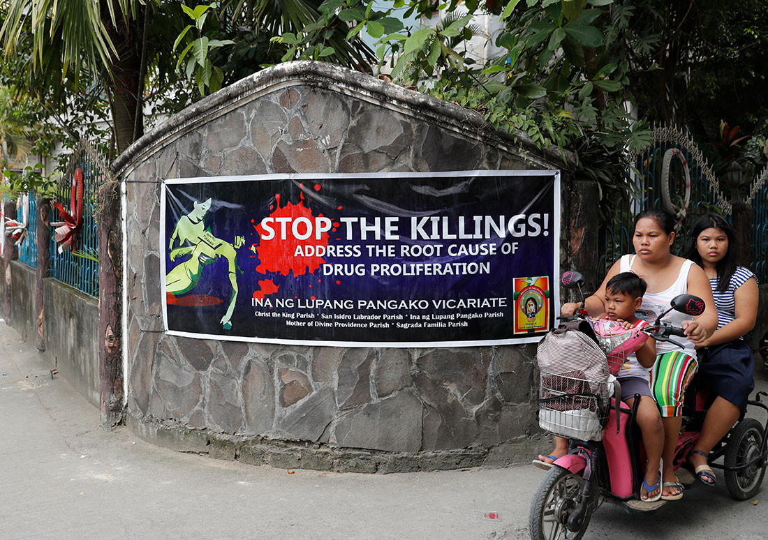 Plagát požaduje zastavenie zabíjania v mene vojny proti drogám a nabáda k hľadaniu skutočných príčin rozšírenia drog.