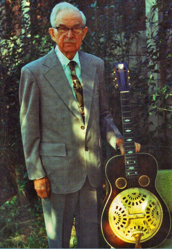 John Dopyera so svojím druhým vynálezom - rezofonickou gitarou, ktorú nazval Dobro.