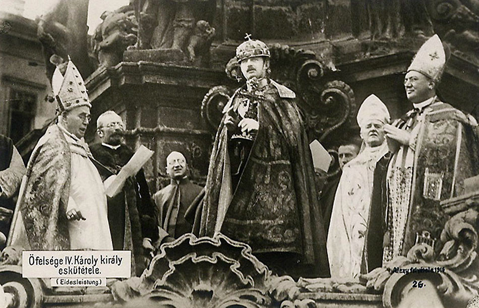 Posledným panovníkom, ktorému položili svätoštefanskú korunu na hlavu, bol v decembri 1916 rakúsky cisár Karol I., ktorý sa tak stal uhorským kráľom Karolom IV.
