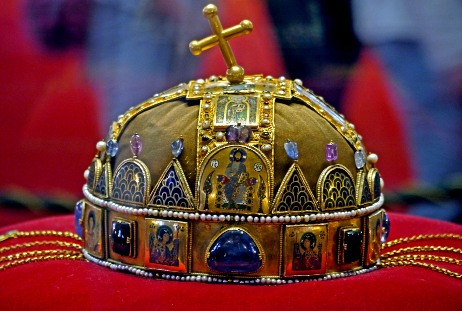 Uhorská koruna bola vyrobená v niekoľkých etapách v priebehu 11. až 13. storočia a vznikla spojením dvoch častí rozličného pôvodu.