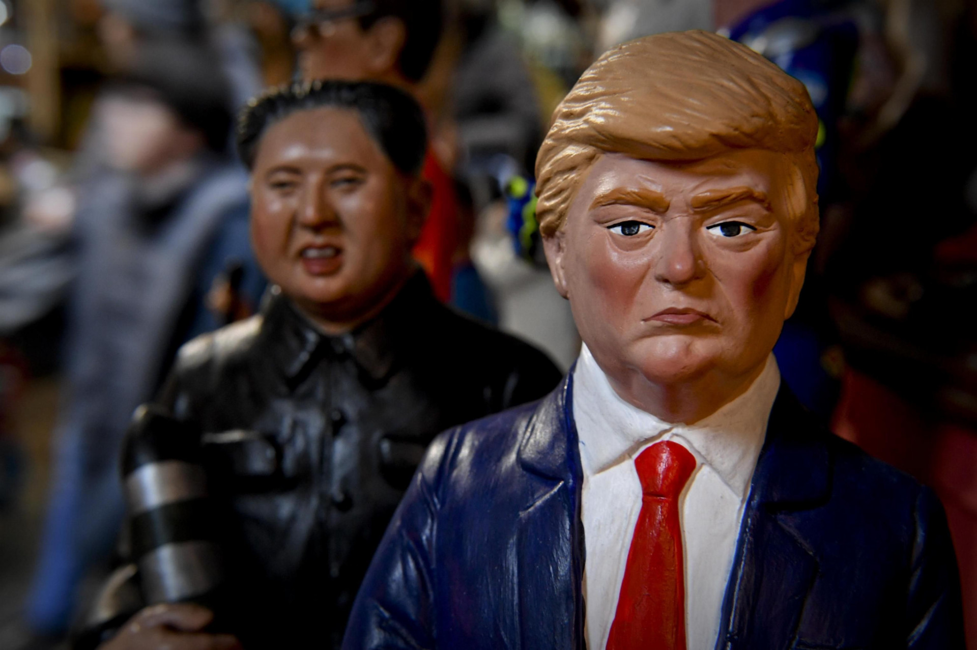 Na spore medzi americkým prezidentom Donaldom Trumpom a lídrom Severnej Kórey Kim Čong-unom zarábajú aj predajcovia suvenírov po celom svete.