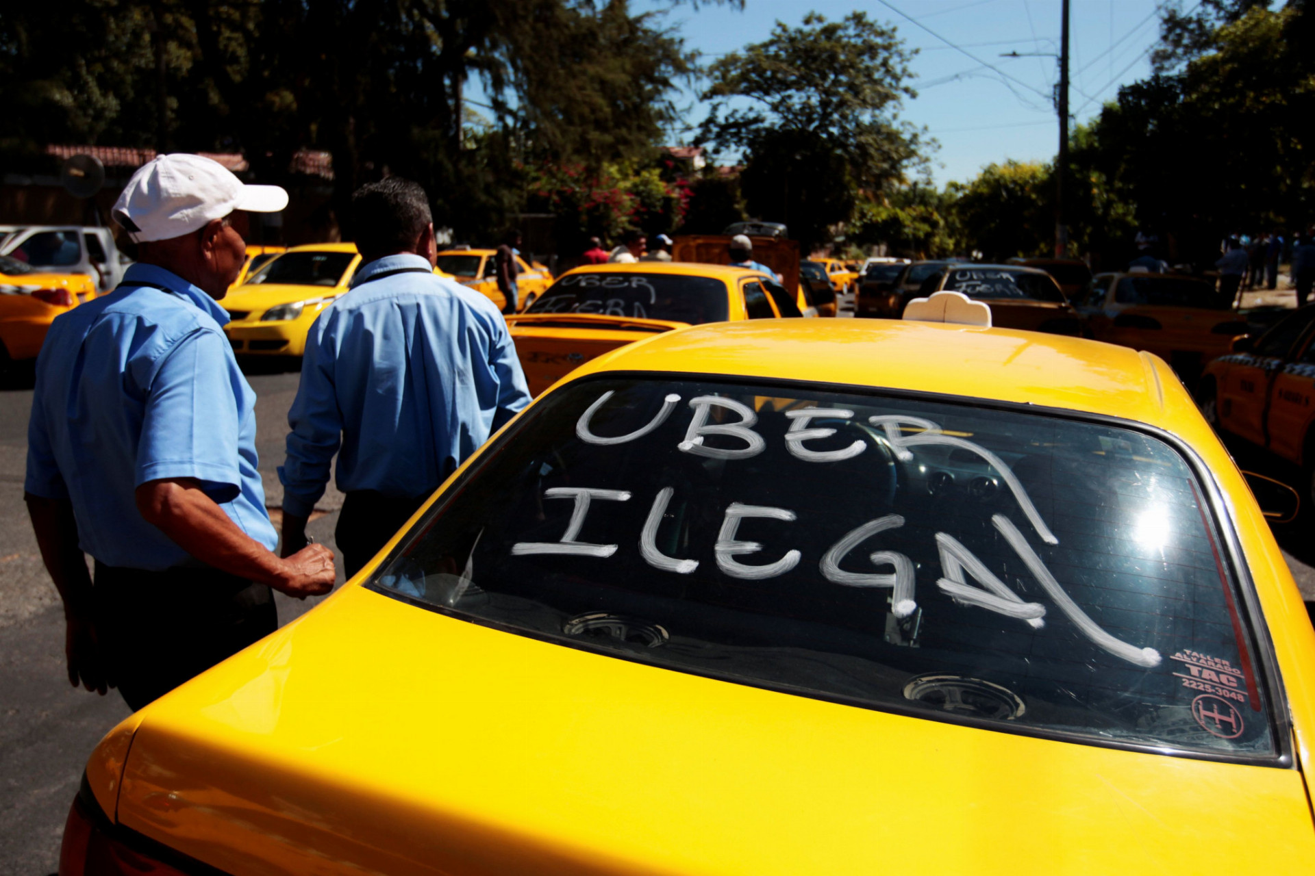 Proti spoločnosti Uber protestujú taxikári vo väčšine krajín sveta.