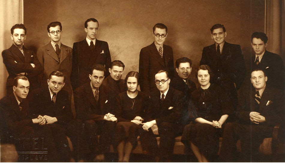 Gustáv Husák (v hornom rade druhý zľava) na spoločnej snímke Výboru Zväzu slovenského študentstva z roku 1935 alebo 1936.