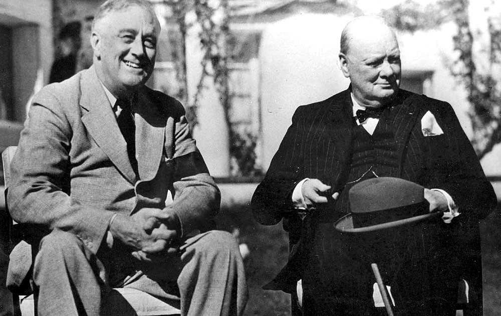 Franklin Delano Roosevelt a Winston Churchill na konferencii v Casablanke v januári 1943.