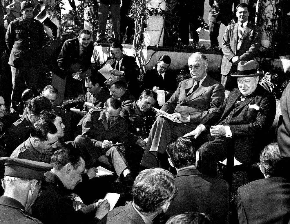Roosevelt a Churchill informujú novinárov o výsledkoch rokovania na Casablanskej konferencii v januári 1943.