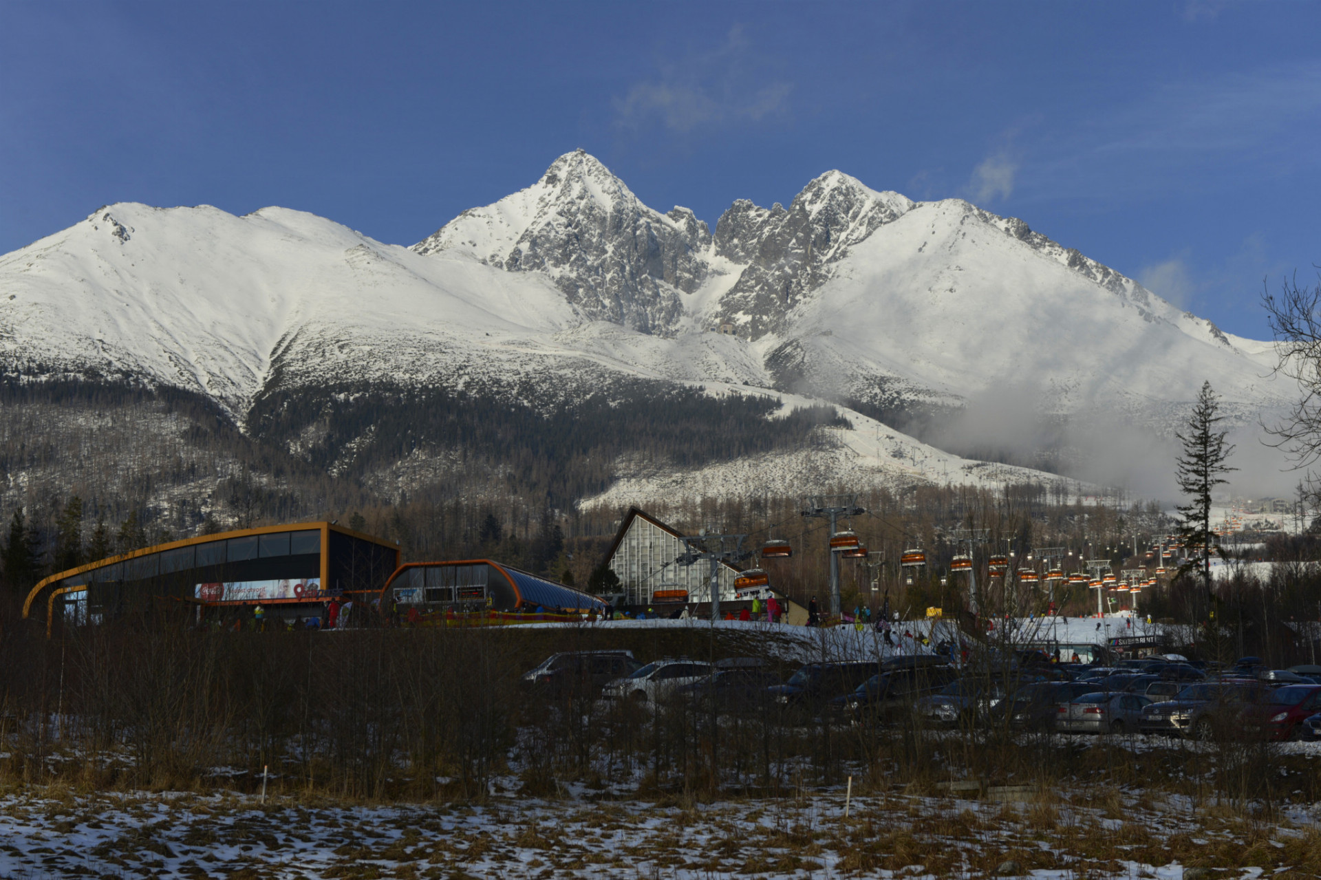 Na snímke lyžiarske stredisko v Tatranskej Lomnici vo Vysokých Tatrách 6. januára 2018. 