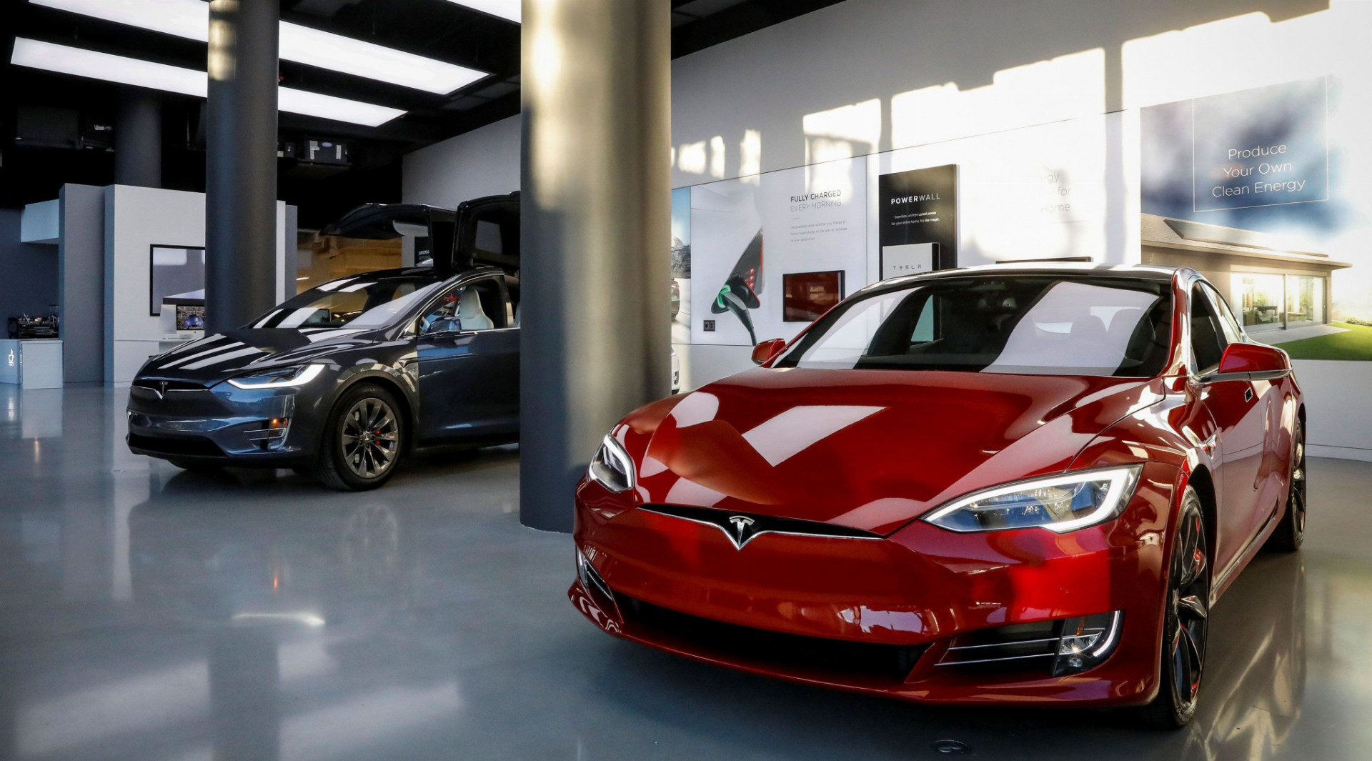 Do vývoja elektromobilov investujú výrobcovia miliardy. Jedným z nich je Tesla, za ktorou stojí Elon Musk.