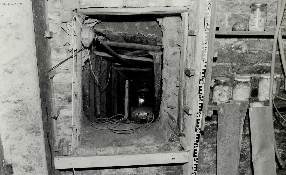 Tunelov pod Berlínskym múrom, ktorý začal kopať v roku 1981 mladý inžinier v mestskej časti Teltow. Po troch mesiacoch bol však už taký vyčerpaný, že to vzdal. Tunel krátko na to odhalili agenti Stasi.