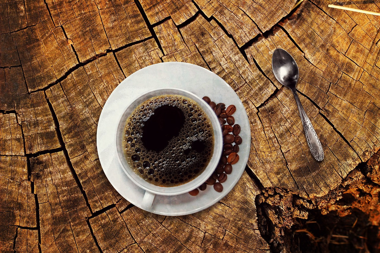 "Káva má povesť, že je nezdravá, ale s mierou a správnym doplnkom, je to vlastne superdrink," hovorí Cynthia Sassová, editorka časopisu Health.
Váš ranný nápoj je nabitý antioxidantmi, čo môže byť dôvodom, prečo je pravidelná konzumácia kávy spojená s nižším rizikom cukrovky typu 2.
TIP: Ak ju pijete (a nespôsobuje vám žiadne vedľajšie účinky) Sassová odporúča piť jednu šálku ráno a potom prejsť na vodu alebo zelený čaj. Vynechajte sladké príchute kávy alebo zmrzliny, namiesto toho si pridajte biopotraviny, mliečne výrobky alebo mandľové či kokosové mlieko.