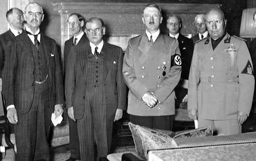 Neville Chamberlain, Édouard Daladier, Adolf Hitler a Benito Mussolini po podpise Mníchovskej dohody 30. septembra 1938. Už o niekoľko mesiacov ju Hitler porušil.