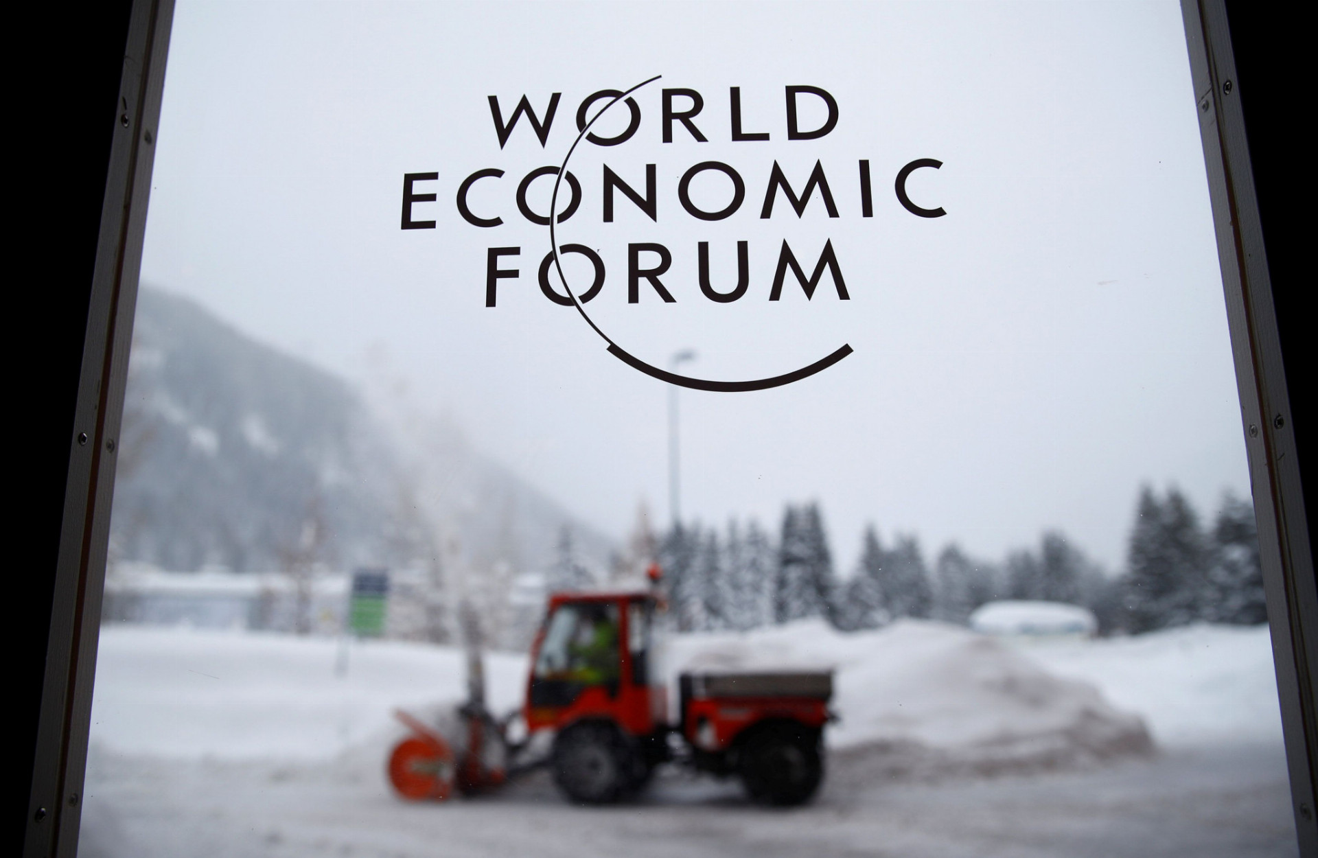 Prípravu podujatia v Davose komplikoval, podobne ako každý rok, čerstvo napadaný sneh.