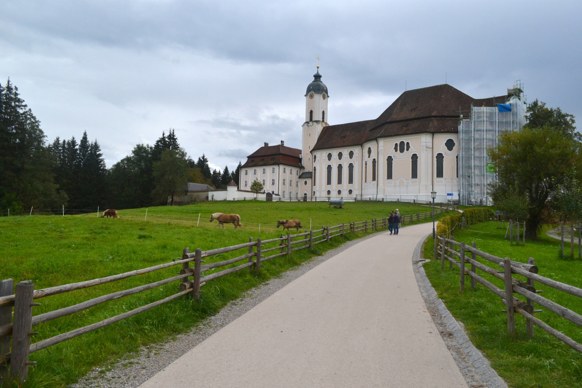 Taká veľká krajina ako je Nemecko skrýva celý rad tajomných miest. Tie čakajú iba na vaše objavenie. Spoznajte aspoň 16 najzaujímavejších spirituálnych oblastí. Navštívte napríklad kostol  Wieskirche v južnom Bavorsku. Táto rokoková pamiatka patrí na zoznam svetového dedičstva UNESCO.