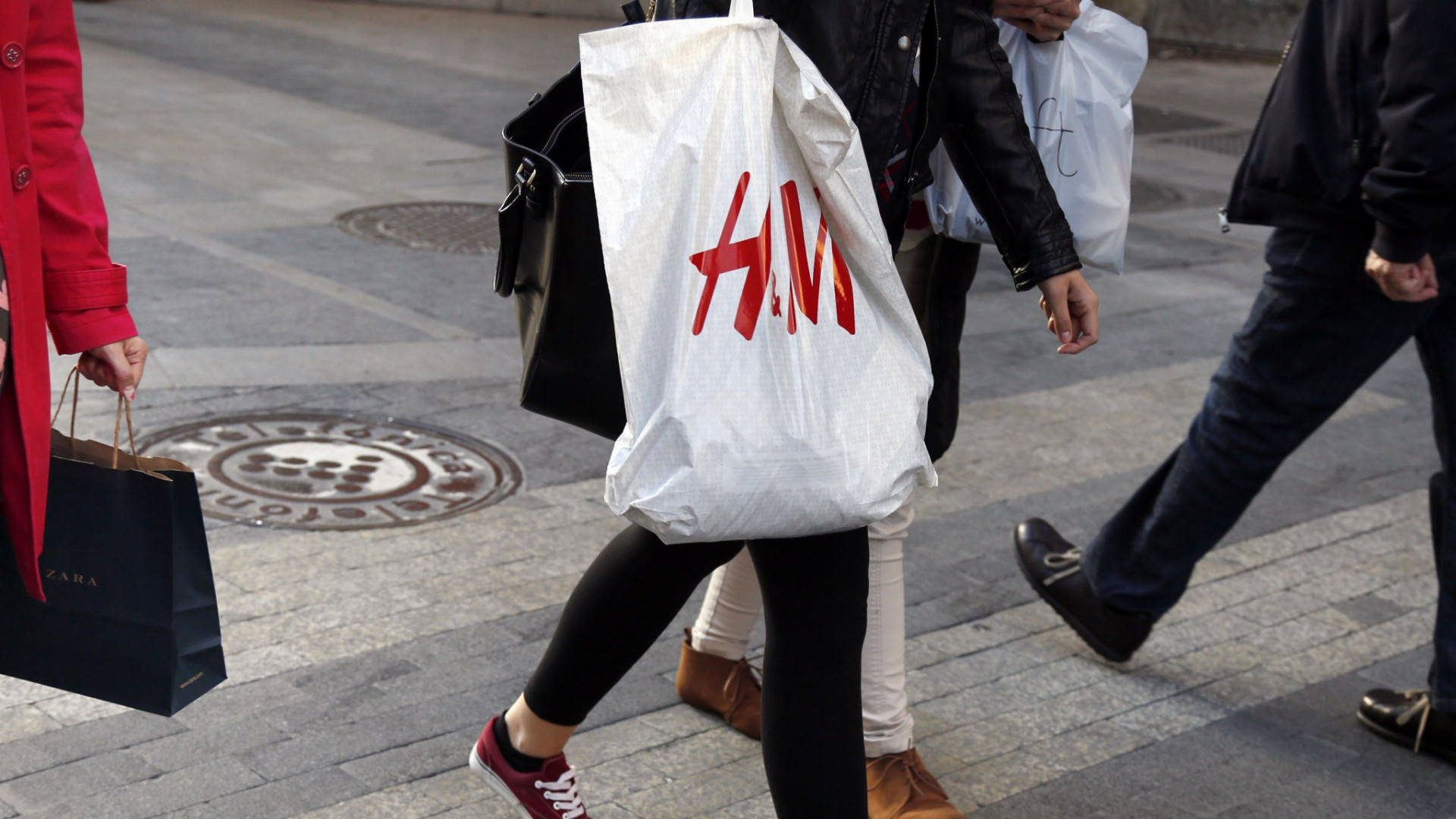 Zatiaľ čo v susednom Česku sú plastové tašky v reťazci H&M spoplatnené, na Slovensku sú zadarmo.