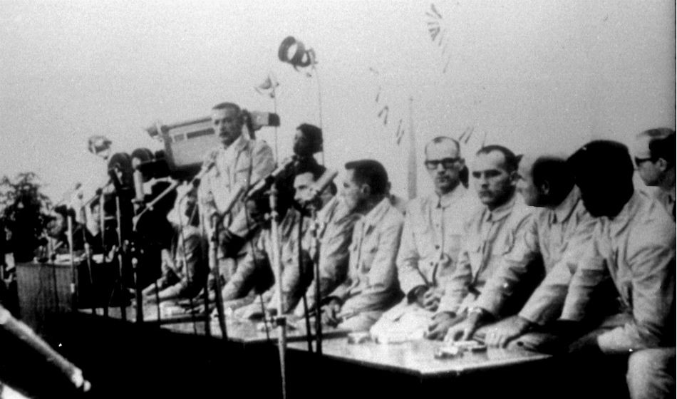 Zajatí členovia posádky americkej lode Pueblo počas zinscenovanej tlačovej konferencie pre severokórejské médiá.