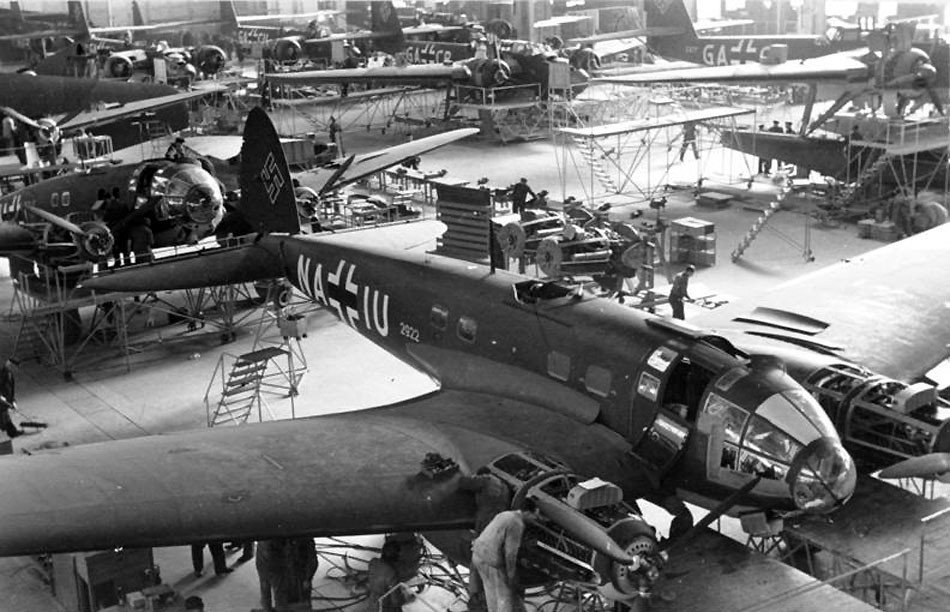 Jedným z najznámejších lietadiel Ernsta Heinkela bol bombardér He 111.