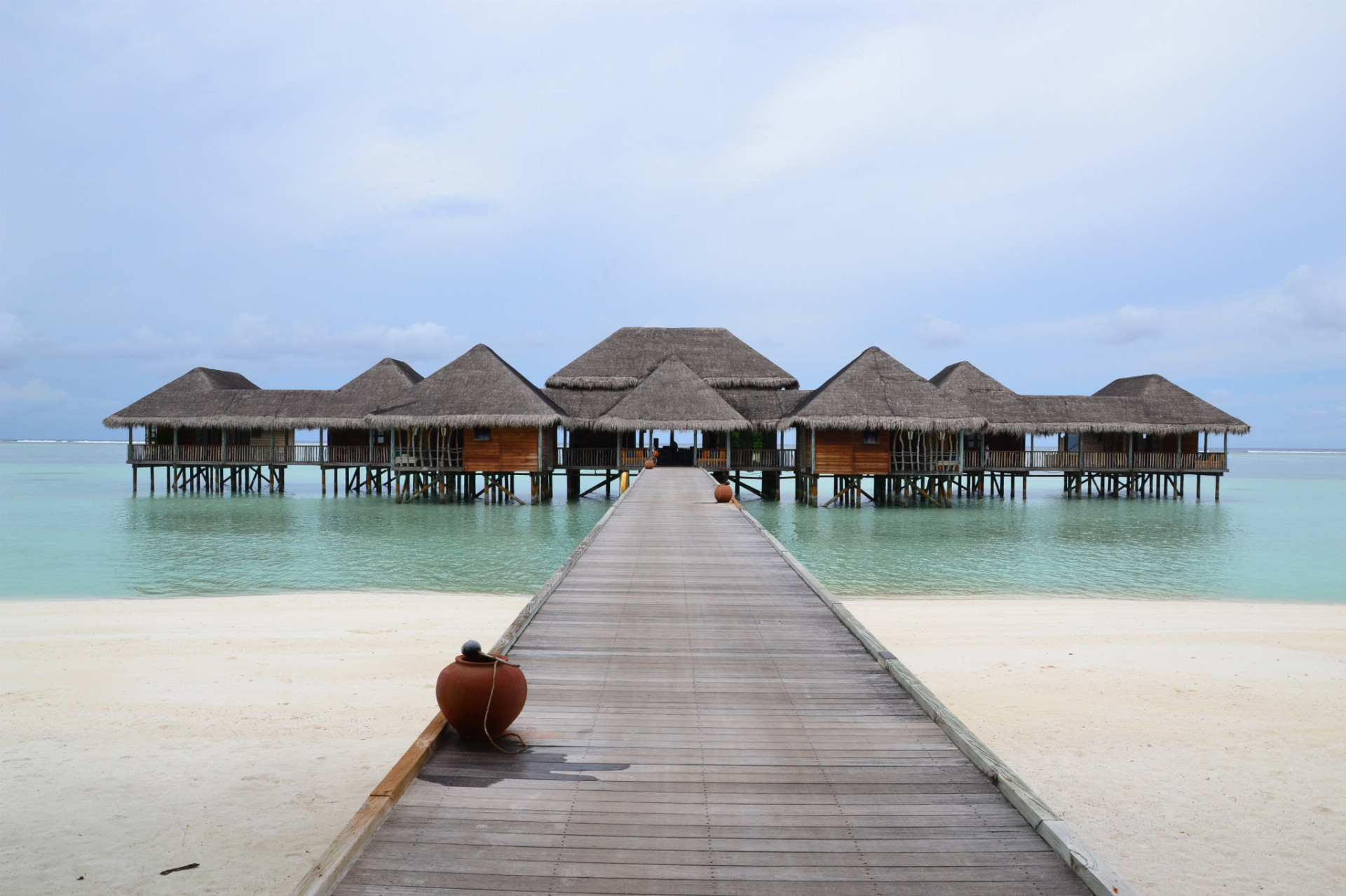 Hotel postavili pomocou ekologických materiálov, má intímnu atmosféru a hostia sa tu cítia ako doma. Čo sa týka ostrovov Maldivy, patrí tento rezort k najlepším a najluxusnejším. 