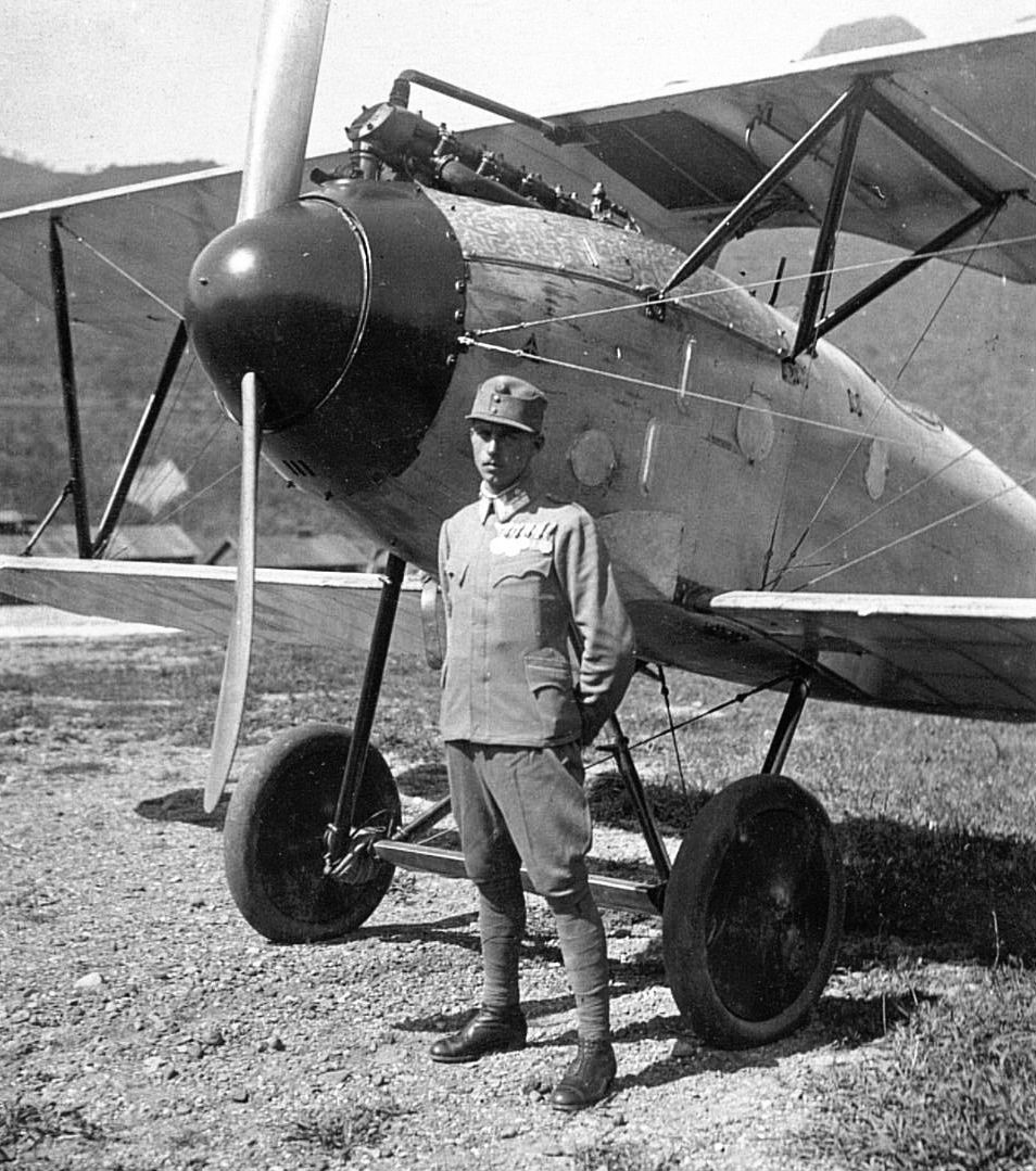 Jozef Kiss na letisku v Pergine pred stíhačkou Albatros D.III Oeffag.