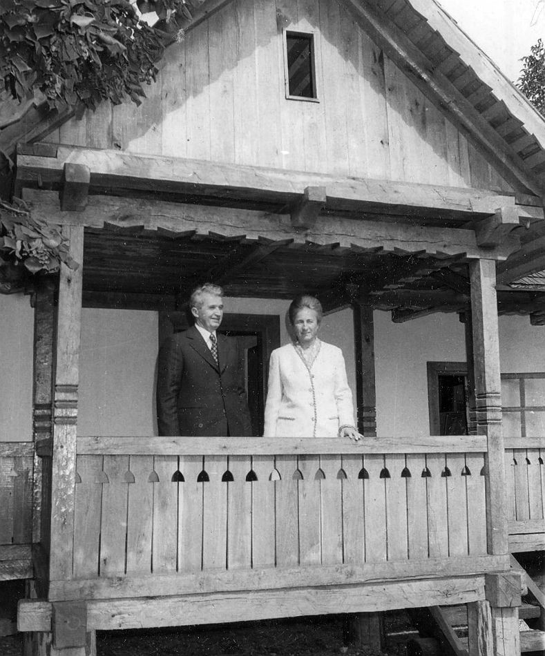 Ceaušescu s manželkou vo svojom rodnom dome v Scornicešti. Elena Ceaušescová bola po manželovi druhou najvplyvnejšou osobou v krajine.