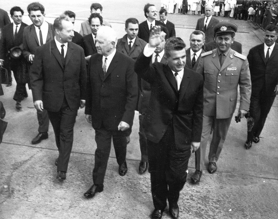 Ceaušescu v roku 1968 odsúdil inváziu vojsk Varšavskej zmluvy do Československa. Snímka je z jeho návštevy v Prahe, sprevádzajú ho Ludvík Svoboda a Alexander Dubček.