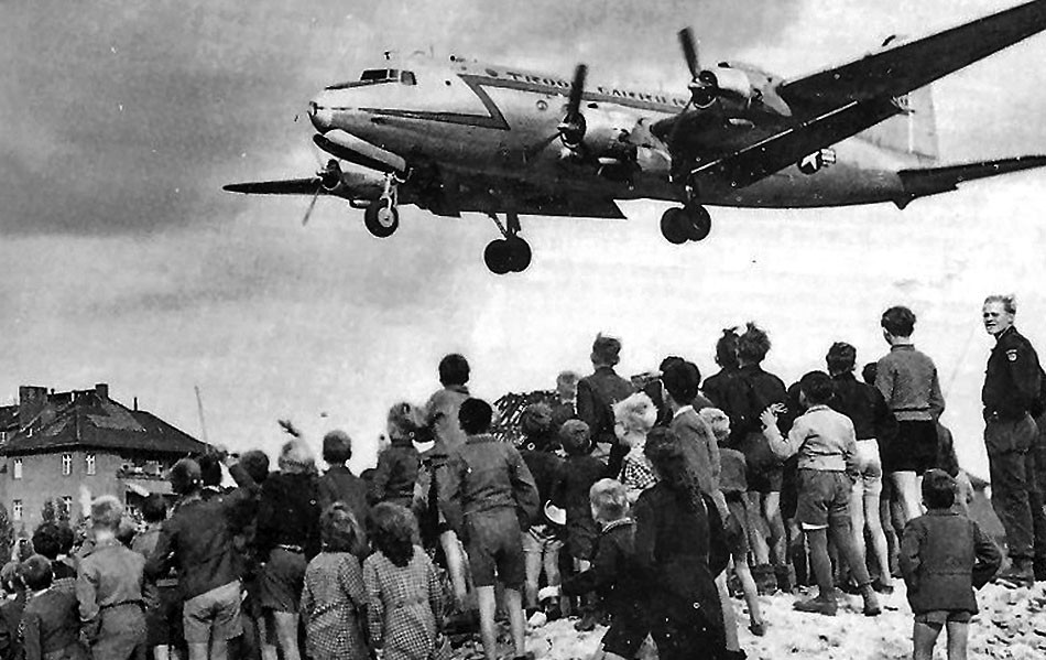 Pristávajúce lietadlá pútali veľkú pozornosť Berlínčanov, ktorí boli odkázaní na potraviny a palivo dovážané letecky zo západných okupačných zón Nemecka.