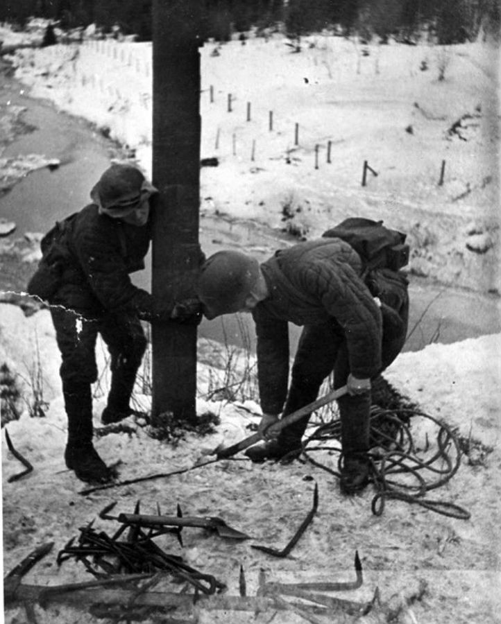 Sovietski vojaci vykopávajú stĺp na hranici s Fínskom v prvý deň konfliktu 30. novembra 1939.
