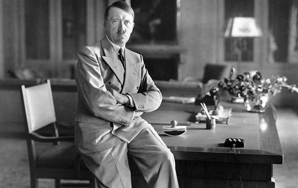 Adolf Hitler ako ríšsky kancelár vo svojej pracovni.