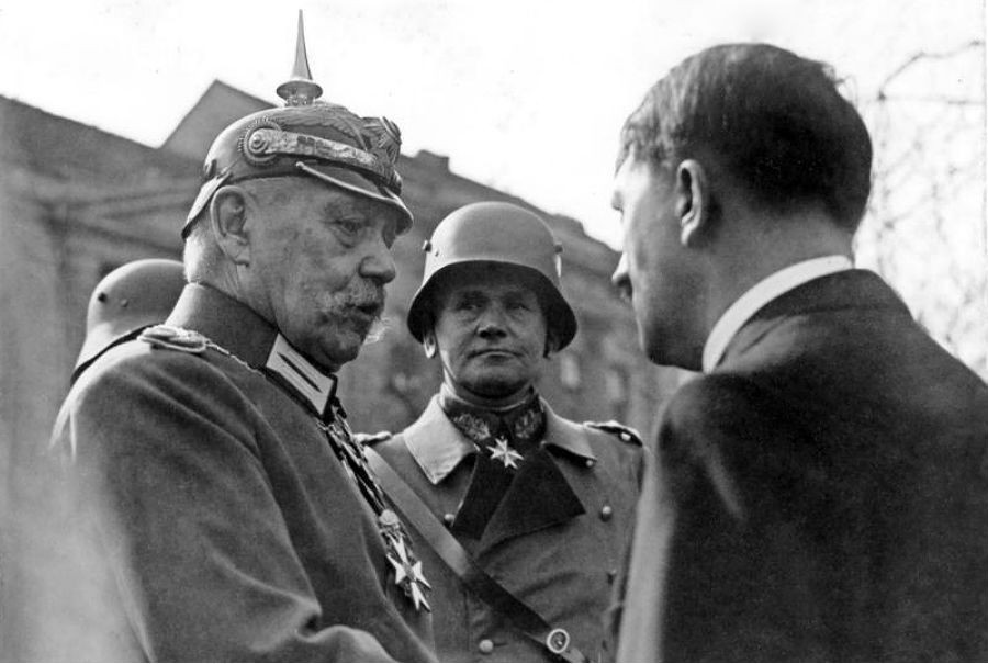 Prezident Paul von Hindenburgovi musel urobiť to, čomu sa dlho bránil - Hitlera vymenoval za ríšskeho kancelára.