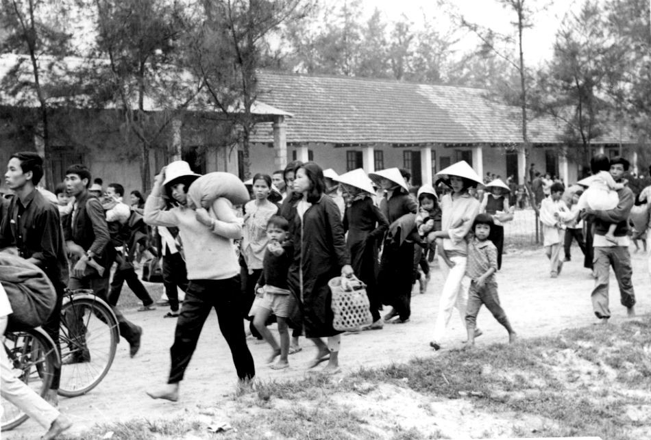 Civilné obyvateľstvo pri úteku z oblasti, v ktorej sa rozpútali začiatkom februára 1968 tvrdé boje.