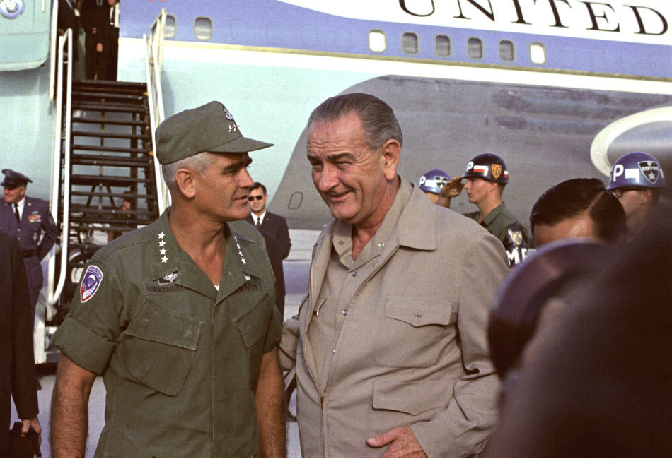 Generál Westmoreland s americkým prezidentom Johnsonom pri jeho návšteve Vietnamu.