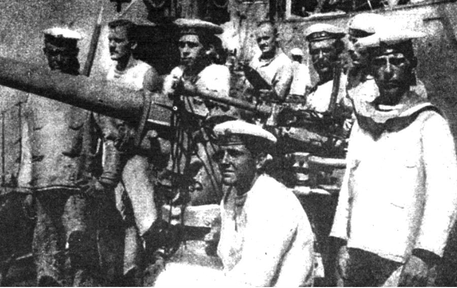 Vzbúrení rakúsko-uhorskí námorníci v kotorskom prístave vo februári 1918.