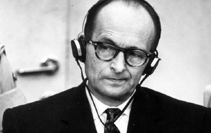 Adolf Eichmann počas súdneho procesu v Jeruzaleme v decembri 1961.
